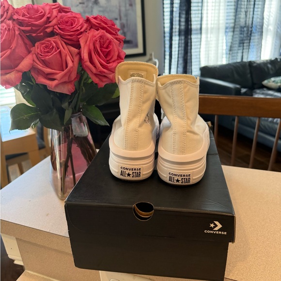 NIB Women’s Converse Chuck Taylor size 8 White platform Sneakers - Picture 2 of 9